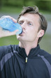 Sportler beim Durstlöschen