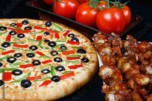 Board z aluminiowym obramowaniem Połączenie pizzy i skrzydeł