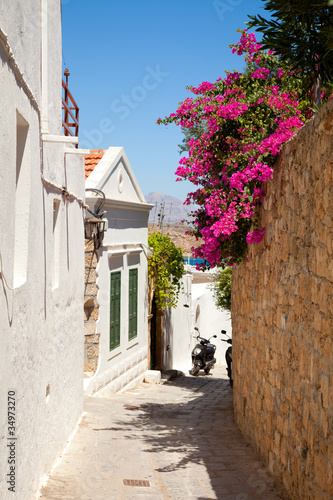 Naklejka na drzwi Narrow street in Lindos.Rhodes island, Greece