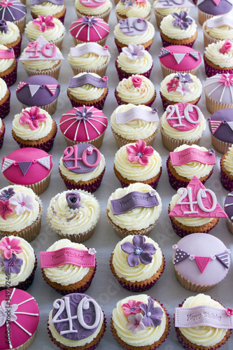 Board z aluminiowym obramowaniem 40-te urodziny cupcakes