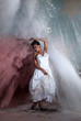 Junge Frau im Hochzeitskleid tanz in den Wolken