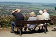 Rentner genießen Aussicht von Berg einer kratzt sich am Kopf