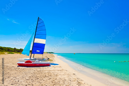 Obraz na płótnie canvas dwuczęściowy "dyptyk" Katamarany i rowery wodne na kubańskiej plaży w Varadero