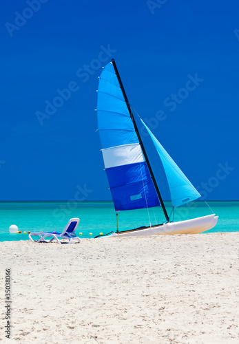 Obraz na płótnie canvas Katamaran w pięknej kubańskiej plaży varadero