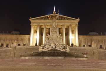 Fototapete - Austrian Parliament in Vienna at night