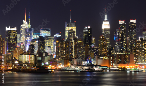 Board z aluminiowym obramowaniem Midtown Manhattan skyline widziane z całej rzeki Hudson