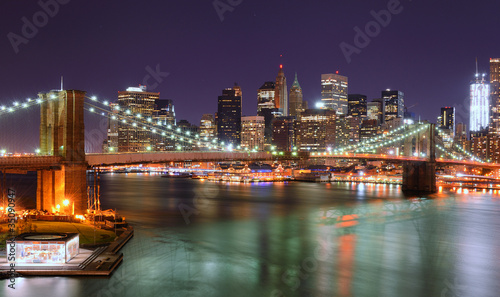 Board z aluminiowym obramowaniem Panoramę Manhattanu z nad rzeką na wschód