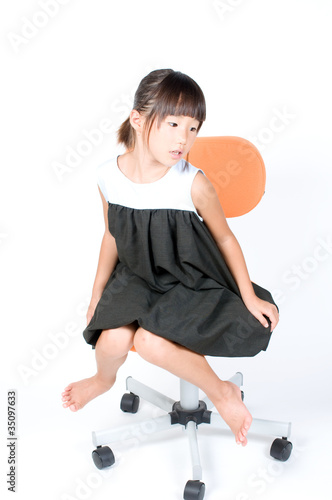 椅子に座る女の子 Stock 写真 Adobe Stock
