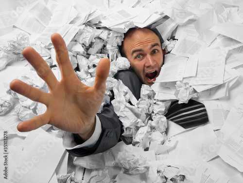 Naklejka - mata magnetyczna na lodówkę Businessman sinking in heap of documents