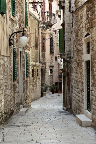 Naklejka na szybę Narrow street in the old town of Sibenik, Croatia