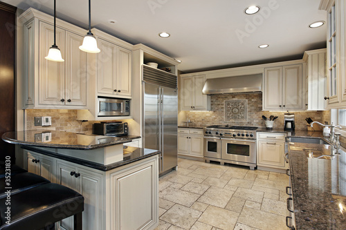 Fotografía Upscale kitchen with breakfast bar