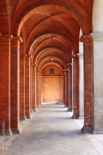 Naklejka na drzwi Romanic style colonnade