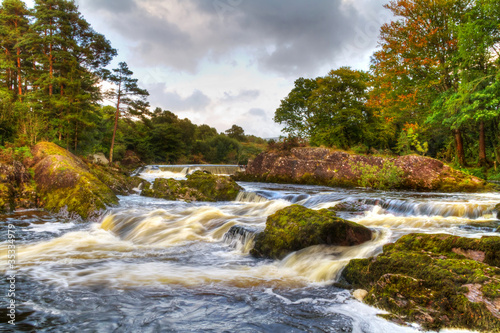 Board z aluminiowym obramowaniem Jesień halny strumień w Killarney parku narodowym, Ireland