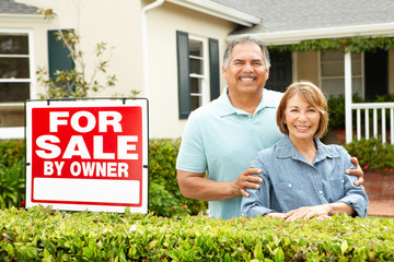 Canvas Print - Senior Hispanic couple selling house