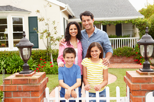 Fotografía Hispanic family outside home