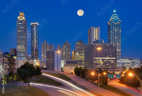 Board z aluminiowym obramowaniem Atlanta skyline pod pełni księżyca