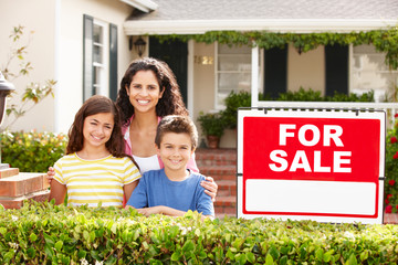 Canvas Print - Mother and children outside home for rent