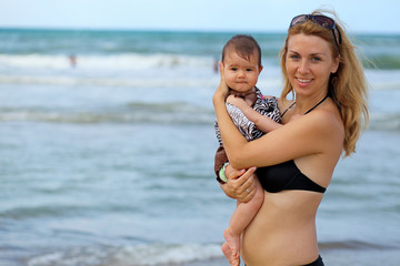 Canvas Print - Baby and mother on the beach