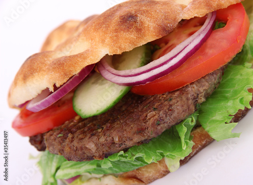 Board z aluminiowym obramowaniem Doner kebab kanapkę na białym tle