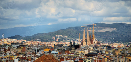 Plakat na papierze fotorealistycznym Panorama Barcelony, deszcz, katedra Sagrada Familia, Hiszpania