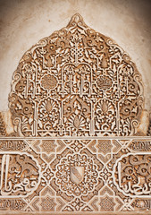 Fototapete - Alhambra de Granada. Arabic relief in Arrayanes courtyard