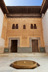Fototapete - Alhambra de Granada. Comares courtyard