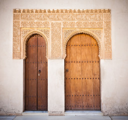 Fototapete - Alhambra de Granada. Moorish doors in the Court of the Mirtles