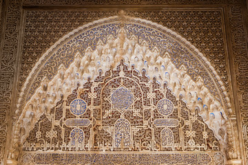 Fototapete - Alhambra de Granada. Stalactites (muqarnas) arch detail