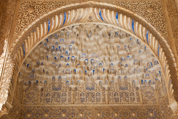 Fototapete - Alhambra de Granada. islamic decorations of an arch