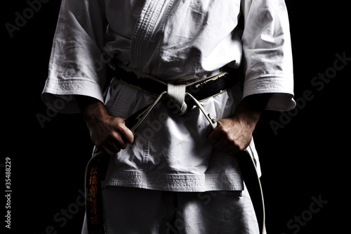 Plakat na papierze fotorealistycznym Karate, czarny węzeł z paskiem przed czarnym 01
