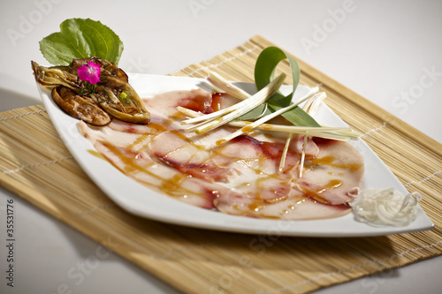 Board z aluminiowym obramowaniem Kuchnia włoska, carpaccio z miecznika