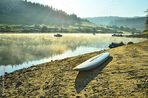 Board z aluminiowym obramowaniem Lake solina (bieszczady, poland) at dawn