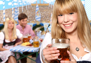 Wall Mural - Gruppe auf dem Oktoberfest