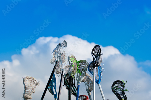 Board z aluminiowym obramowaniem Kije lacrosse na niebie