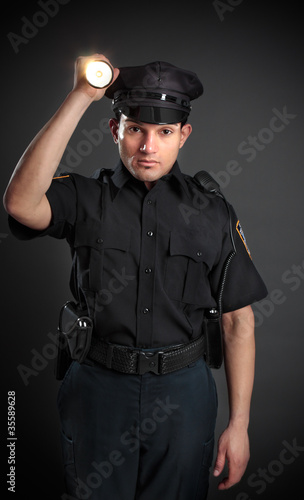Fotoboard na płycie Policjant lub ochroniarz lśniący pochodnią