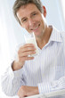 © JPC-PROD - Homme - Buvant un verre de lait