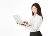© Kmaeda - ノートパソコンを持つ女性社員