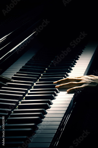Fotografia  Piano music pianist hand playing.