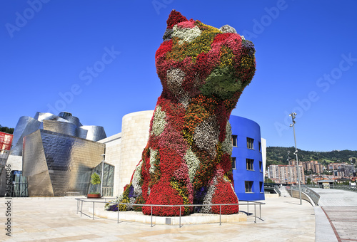 Flower dog from Bilbao with modern art museum in the background Tablou Canvas