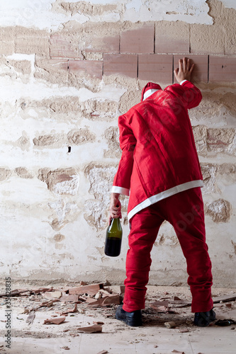 Fotografia, Obraz Staggering Drunken Santa Holding on a Wall