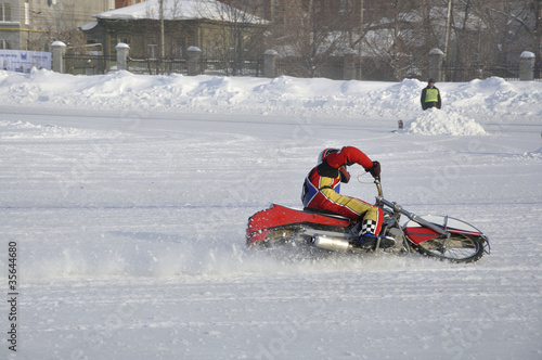 Fotografía Winter speedway the icy track, the driver turns