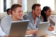 © Robert Kneschke - Studenten arbeiten an Laptops