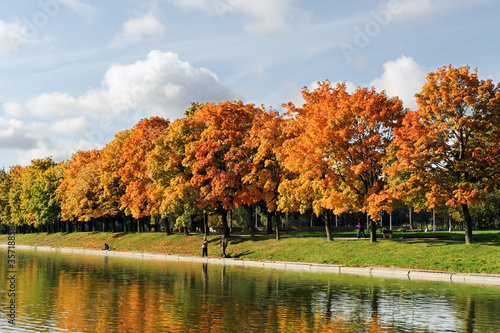 Nowoczesny obraz na płótnie Autumnal city park