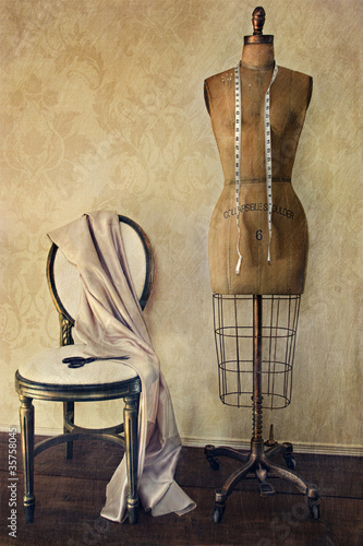 Naklejka na szybę Antique dress form and chair with vintage feeling