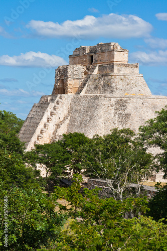 Naklejka samoprzylepna Piramida Majów (piramida magika, adivino) w uxmal, mexic