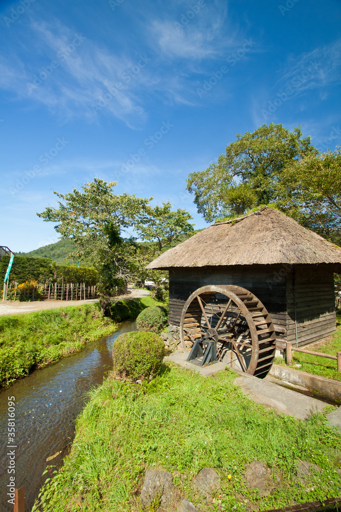 忍野八海の藁葺き屋根の水車小屋 の Stock フォト | Adobe Stock