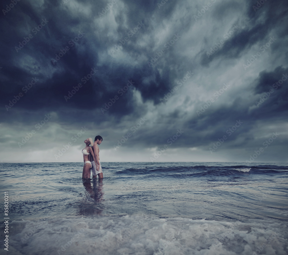 Foto-Kissen - Hugging lovers in the sea