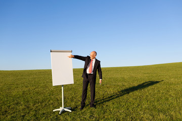 Sticker - kaufmann mit flipchart auf einer wiese