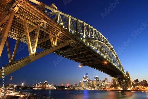 Obraz na płótnie canvas Sydney Harbour Bridge w nocy