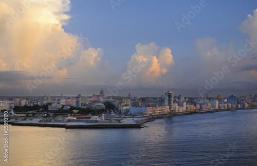 Obraz na płótnie canvas Wejście do zatoki Hawanie i panoramę miasta w czasie zachodu słońca